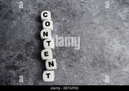 Der Wortinhalt auf gestapelten Holzwürfeln auf dem Tisch. Geschäftsinformationen für die Erstellung oder Verwaltung von Inhalten Stockfoto