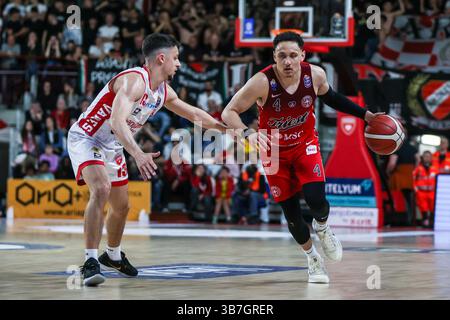 (R-L) Colbey Ross #4 von Pallacanestro Trieste tritt um den Ball gegen Matteo Librizzi #13 von Pallacanestro Varese OpenJobMetis während des LBA Lega Basket An, Einem Spiel der regulären Saison 2024/25 zwischen Pallacanestro Varese OpenJobMetis und Pallacanestro Trieste in der Itelyum Arena. Endpunktzahl; Pallacanestro Varese OpenJobMetis 85 | 80 Pallacanestro Trieste. Stockfoto