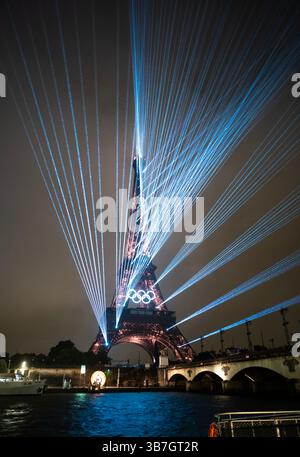 7. Januar 2016, Paris, Lower Quay Right Bank, Frankreich: Paris 2024: ERÖFFNUNGSZEREMONIE â€“ die XXXIII Olympischen Spiele werden entlang der seine eröffnet, während Olympiasieger und Fans aus aller Welt die Zeremonie unter berühmten Pariser Wahrzeichen wie dem Eiffelturm am Freitag, 26. Juli 2024 genießen. Fotos von Daniel A. Anderson (Foto: © Daniel A. Anderson/ZUMA Press Wire) Stockfoto