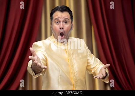 Opernsänger singt Arien im Theater Stockfoto