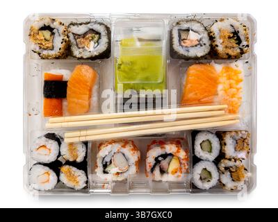 Sushi-Box transparent mit Holzstäbchen isoliert auf weiß mit Schneidepfad, Sushi-Set zum Mitnehmen Stockfoto