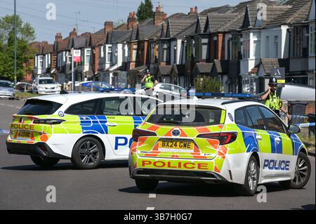 Stechford Road, Birmingham, 6. Mai 2025. - Die Polizei der West Midlands hat die Stechford Road abgesperrt, nachdem ein Mann Stichverletzungen erlitten hatte, nachdem er am Dienstagmorgen wegen eines Verkehrsunfalls verdächtigt wurde. Zerbrochenes Glas konnte man im Cordon sehen, als Offiziere den Tatort beschützten. Ein Sprecher der WMP sagte: „Wir untersuchen, nachdem ein Mann nach einem vermuteten Verkehrsunfall in der Stechford Road, Yardley, um 45 Uhr morgens (Dienstag) eine Stichverletzung erlitt. „Der Mann erlitt Wunden an Arm und Schulter und wurde mit Verletzungen ins Krankenhaus gebracht, von denen man nicht glaubt, dass sie lebensbedrohlich sind. „Zeugen o Stockfoto