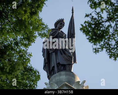 22. Februar 2024, Boston, Massachusetts, USA: Auf dem Denkmal für Soldaten und Seeleute im Boston Common steht eine weibliche Figur namens America, die ein Diadem von 13 Sternen trägt. Sie hält die U.SS-Flagge in ihrer linken Hand und einen Lorbeerkranz und ein Schwert in ihrer rechten Hand. Die Statue ist den Soldaten und Seeleuten aus Massachusetts gewidmet, die im Bürgerkrieg starben. Jeden Memorial Day breitet sich unter ihr ein Feld mit 37.000 Flaggen aus, die alle Menschen aus Massachusetts ehren, die in Kriegen seit dem Unabhängigkeitskrieg starben. (Bild: © Sue Dorfman/ZUMA Press Wire) Stockfoto