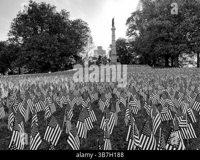 22. Februar 2024, Boston, Massachusetts, USA: Mehr als 37.000 US-Flaggen werden auf dem Boston Common am Fuß des Soldiers and Sailors Monuments im Boston Common gepflanzt. Jedes Memorial Day-Wochenende ehren diese Flaggen die Anzahl der Mitglieder des Massachusetts-Dienstes, die seit dem Unabhängigkeitskrieg im Dienst ihres Landes gestorben sind. Das Denkmal wurde errichtet, um die im Bürgerkrieg verstorbenen zu ehren. (Bild: © Sue Dorfman/ZUMA Press Wire) Stockfoto