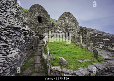 Clochans, Steinzellen. Kloster auf der Spitze, Insel Skellig Michael, Mainistir Fhionain (St. Fionan's Monastery), County Kerry, Irland, Vereinigtes Königreich Stockfoto