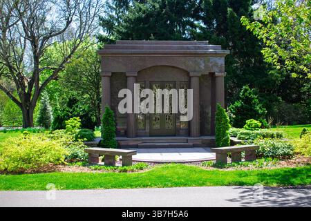 Dunkelbraune Steinkrypte mit Bänken Stockfoto