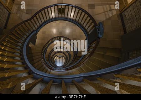 Elegante Wendeltreppe mit Holzgeländer in einem Gebäude, abstrakter Blick von oben, Kontorhausviertel, Altstadt Hamburg, Freie und Hansestadt Stockfoto