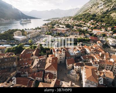 Blick von oben auf den Pier mit einem großen Boot und Stadt. Drohnenfoto Stockfoto