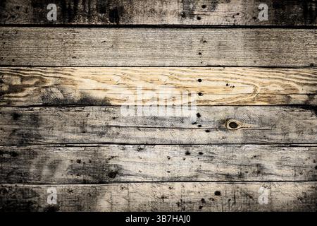 Horizontale Holzdielen bilden einen strukturierten Hintergrund, verwittert und zeigen Knoten und Korn. Weißrussland Stockfoto