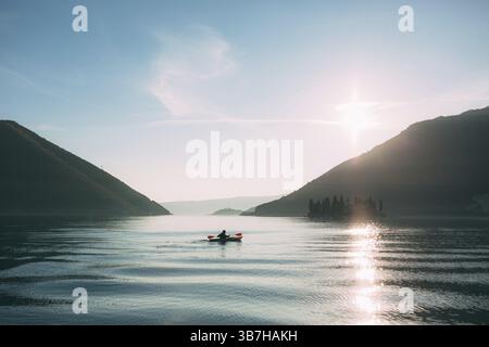 Kajaks im See. Touristen Kajakfahren in der Bucht von Kotor, in der Nähe der Stadt Perast in Montenegro. Luftbilddrohne Stockfoto