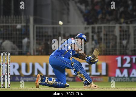 12. Mai 2024, Kolkata, Westbengalen, Indien: Tilak Varma der Mumbai Indians spielt während des Cricketspiels der Indian Premier League (IPL) Twenty20 zwischen den Kolkata Knight Riders und den Mumbai Indians einen Schuss. Am 11. Mai 2023 in Kalkutta, Indien. (Kreditbild: © Dipa Chakraborty/Okularis via ZUMA Press Wire) Stockfoto
