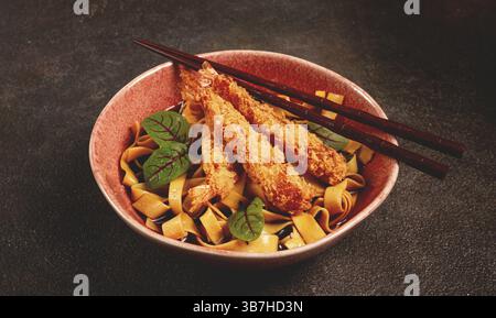 Udon-Nudeln mit Garnelen in Tempura, japanische Küche, hausgemacht, keine Leute Stockfoto