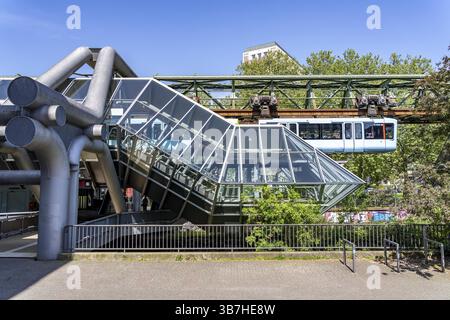 Die Wuppertaler Schwebebahn, Zug der neuesten Generation 15, schwimmt über der Wupper, Bahnhof Wuppertal-Ohligsmuehle, Nordrhein-Westfalen, Stockfoto