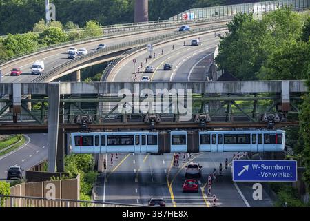 Die Wuppertaler Schwebebahn, Zug der neuesten Generation 15, überquert die Autobahn A46, Sonnborner Kreuz, Nordrhein-Westfalen, Deutschland, Euro Stockfoto