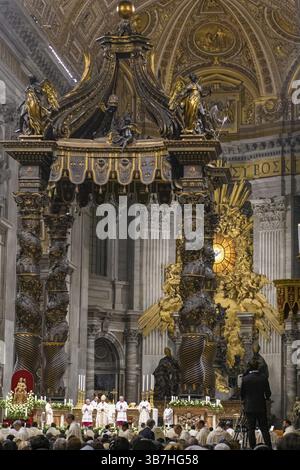 Papst Franziskus mit Mitra betet im Petersdom unter dem Baldachin von Bernini die Messe vor dem Publikum der Gläubigen Stockfoto