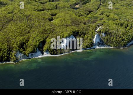 Kreideküste bei Sassnitz, Insel Rügen, Königsstuhl und Victoria View, Jasmund Nationalpark, Mecklenburg-Vorpommern, Deutschland, Luftfracht Stockfoto