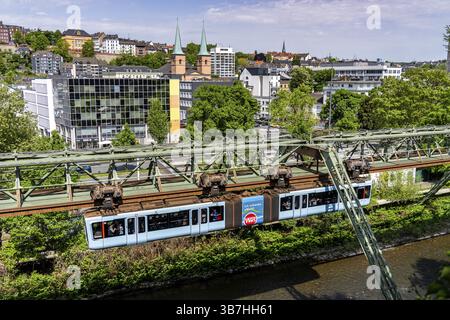 Der Zug der Wuppertaler Schwebebahn fährt entlang der Wupper, an der Haltestelle Hauptbahnhof, Blick auf Elberfeld-West-Nordrhein-Westfalen, Deutschland, EUR Stockfoto