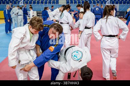 Zrenjanin, Vojvodina, Serbien - 27. April 2025: Seminar des echten Aikido-Clubs der Kampfkunst 'Real Aikido Zrenjanin 1995', Lehrer, Meister, Sensei-Show, Stockfoto