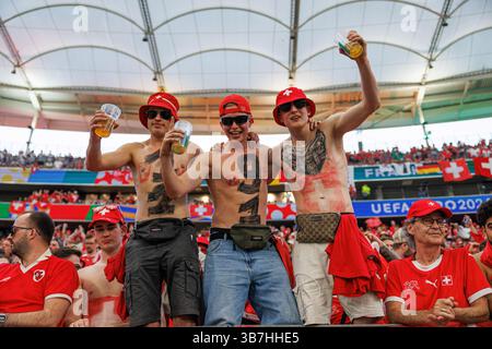 23. Juni 2024, Frankfurt, Deutschland: Schweizer Fans beim Spiel der UEFA Euro 2024 zwischen Nationalmannschaften der Schweiz und Deutschland im Deutsche Bank Park. Endnote : Schweiz 1:1 Deutschland (Bild: © Maciej Rogowski/SOPA Bilder via ZUMA Press Wire) Stockfoto