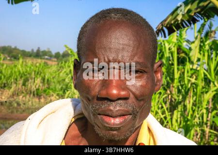 17. Februar 2024, Siaya, KENIA: George Airo posiert auf seiner Dorffarm in North Gem im Siaya County in Kenia. GEM ist ein Wahlkreis in Kenia. Es ist einer von sechs Wahlkreisen im Siaya County. Der Wahlkreis wurde für die Wahlen 1963 eingerichtet. Sie hat 179.792 Einwohner, basierend auf dem Volkszählungsbericht von 2019, und ihr derzeitiges Mitglied der Nationalversammlung ist Hon. Elisha Ochieng' Odhiambo von der Orange Democratic Movement (ODM) Partei. (Bild: © Donwilson Odhiambo/ZUMA Press Wire) Stockfoto