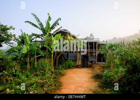 17. Februar 2024, Siaya, KENIA: Eine Landschaftsansicht eines hölzernen Dorfes in Ndere, North Juwel im Siaya County in Kenia. GEM ist ein Wahlkreis in Kenia. Es ist einer von sechs Wahlkreisen im Siaya County. Der Wahlkreis wurde für die Wahlen 1963 eingerichtet. Sie hat 179.792 Einwohner, basierend auf dem Volkszählungsbericht von 2019, und ihr derzeitiges Mitglied der Nationalversammlung ist Hon. Elisha Ochieng' Odhiambo von der Orange Democratic Movement (ODM) Partei. (Bild: © Donwilson Odhiambo/ZUMA Press Wire) Stockfoto