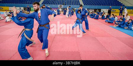 Zrenjanin, Vojvodina, Serbien - 27. April 2025: Seminar des echten Aikido im Kampfsportverein 'Real Aikido Zrenjanin 1995', Studenten werden demonstriert l Stockfoto