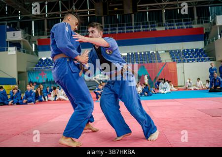 Zrenjanin, Vojvodina, Serbien - 27. April 2025: Seminar des echten Aikido im Kampfsportverein 'Real Aikido Zrenjanin 1995', Studenten werden demonstriert l Stockfoto