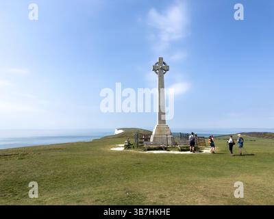 3. MAI 2025 - Freshwater, Großbritannien - das Kreuz zum Gedenken an Alfred Lord Tennyson auf der Spitze der Hills mit Blick auf die Freshwater Bay auf der Isle of Wight, Großbritannien Stockfoto