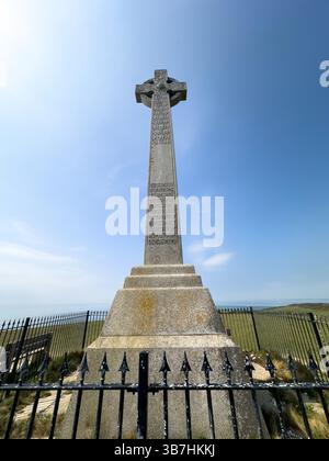 3. MAI 2025 - Freshwater, Großbritannien - das Kreuz zum Gedenken an Alfred Lord Tennyson auf der Spitze der Hills mit Blick auf die Freshwater Bay auf der Isle of Wight, Großbritannien Stockfoto