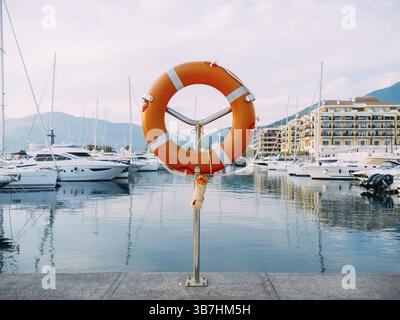 Rettungsschwimmer im Yachthafen für Yachten. Roter Kreis auf dem Bootssteg. Porto Montenegro, Montenegro, Europa Stockfoto