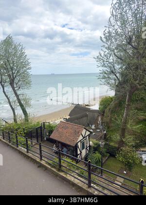 4. MAI 2025 - Shanklin, Großbritannien - Blick auf das Meer, den Strand und die alten Gebäude am Shanklin Beach, Isle of Wight, Großbritannien Stockfoto