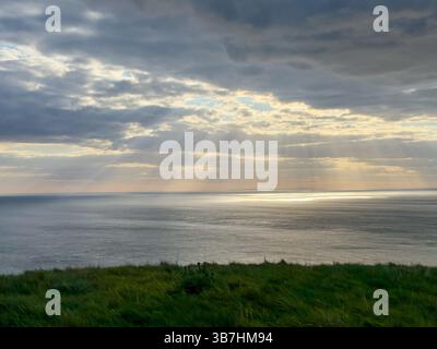4. MAI 2025 - Isle of Wight, Großbritannien - Ein Blick in die Dämmerung von der Südküste der Isle of Wight über die Landschaft und das Meer des Ärmelkanals Stockfoto