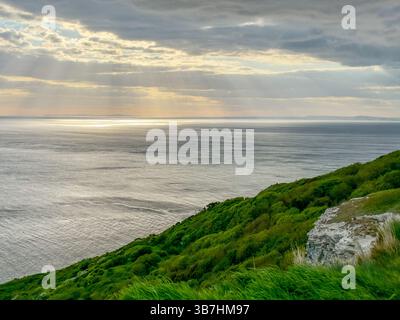 4. MAI 2025 - Isle of Wight, Großbritannien - Ein Blick in die Dämmerung von der Südküste der Isle of Wight über die Landschaft und das Meer des Ärmelkanals Stockfoto