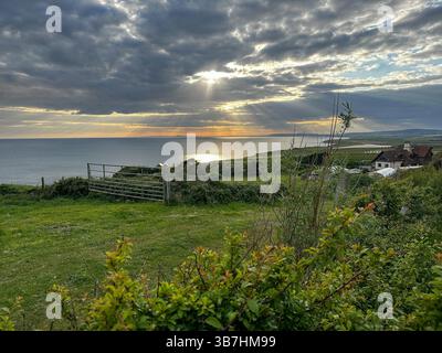 4. MAI 2025 - Isle of Wight, Großbritannien - Ein Blick in die Dämmerung von der Südküste der Isle of Wight über die Landschaft und das Meer des Ärmelkanals Stockfoto