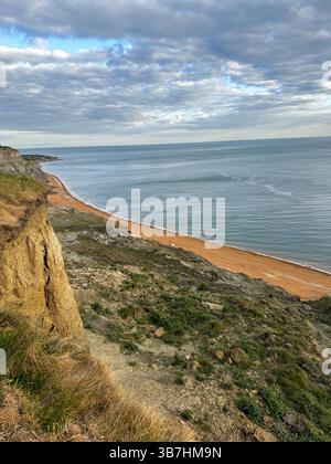 4. MAI 2025 - Isle of Wight, Großbritannien - Ein Blick in die Dämmerung von der Südküste der Isle of Wight über die Landschaft und das Meer des Ärmelkanals Stockfoto