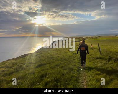 4. MAI 2025 - Isle of Wight, Großbritannien - Ein Blick in die Dämmerung von der Südküste der Isle of Wight über die Landschaft und das Meer des Ärmelkanals mit Hi Stockfoto