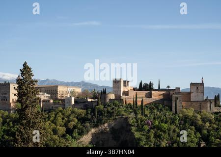 Blick auf die Alhambra vom Mirador Placeta de Carvajales, Granada, Spanien, im Frühjahr. Stockfoto