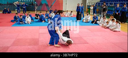 Zrenjanin, Vojvodina, Serbien - 27. April 2025: Seminar des echten Aikido im Kampfsportverein 'Real Aikido Zrenjanin 1995', Studenten werden demonstriert l Stockfoto