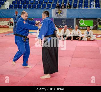 Zrenjanin, Vojvodina, Serbien - 27. April 2025: Seminar des echten Aikido im Kampfsportverein 'Real Aikido Zrenjanin 1995', Studenten werden demonstriert l Stockfoto