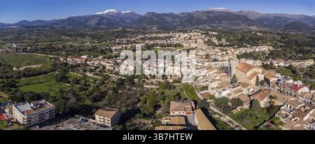 Campanet Dorf mit der schneebedeckten Sierra de Tramuntana im Hintergrund, Mallorca, Balearen, Spanien, Europa Stockfoto