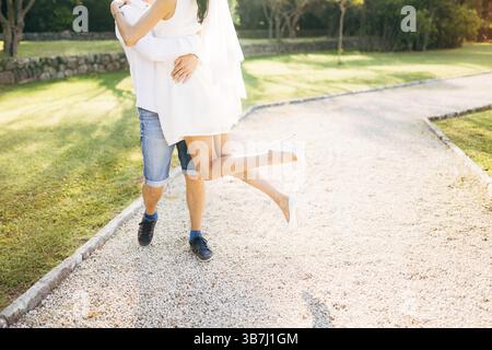 Der Bräutigam hob die Braut in seinen Armen. Beinnahmeschutz. Hochzeit in Montenegro Stockfoto
