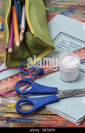 Stift- und Notebook Werkzeug ein erster Sortierer zur Schule Stockfoto
