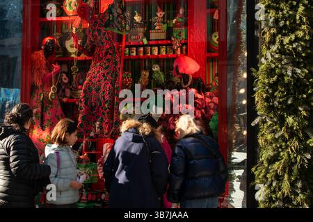 Bergdorf Goodman Schaufenster farbenfrohe Modepuppen Fifth Avenue NYC Einzelhandel zeigen gehobenen Manhattan New York Shop Stockfoto