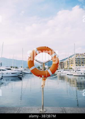 Rettungsschwimmer im Yachthafen für Yachten. Roter Kreis auf dem Bootssteg. Porto Montenegro, Montenegro, Europa Stockfoto