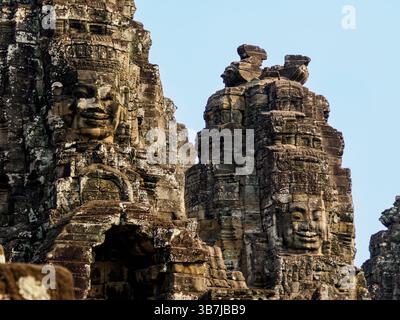 Lächelnde Gesichter von Brahma auf Türmen in Angkor Thom, Siem Reap, Kambodscha Stockfoto