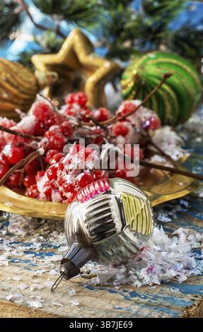 Kalina gold Tablett und Weihnachtsschmuck Stockfoto