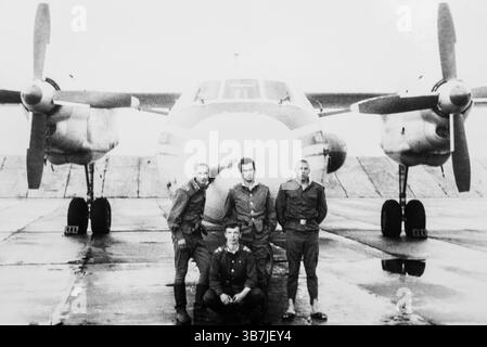 1. Januar 1988, Kotlas, Kotlas, Russland: Die Antonov an-26 (NATO-Name: Curl) ist ein zweimotoriges ziviles und militärisches Transportflugzeug mit Turboprop, das von 1969 bis 1986 in der Sowjetunion entwickelt und hergestellt wurde. 1987 Savatiya (auch Kotlas Süd, Savati, oder Savvatiya) (ICAO: ULKS) ist ein Luftwaffenstützpunkt in der Oblast Arkhangelsk, Russland, DATEIFOTO: Ca. 1980s (Credit Image: © Sowjetische Luftwaffe/ZUMA Press Wire) Stockfoto