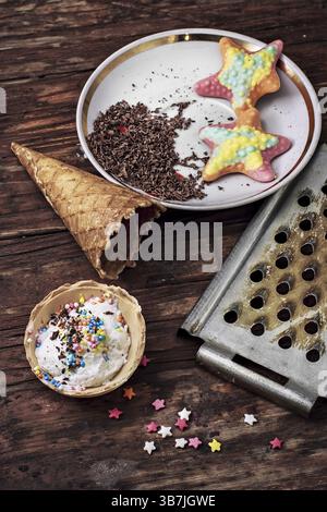 Eis dekoriert mit süßem Pulver in der Waffel auf hölzernem Hintergrund Stockfoto