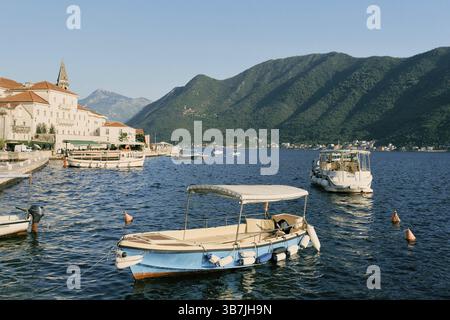 Ausflugsboote liegen vor der Küste von Perast vor. Montenegro. Stockfoto