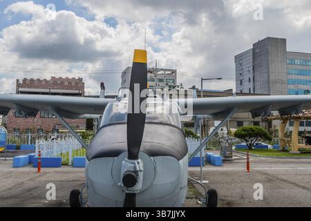 Seosan, Südkorea. 13. September 2020: Cessna O-2A Skymaster im Park am Meer Stockfoto
